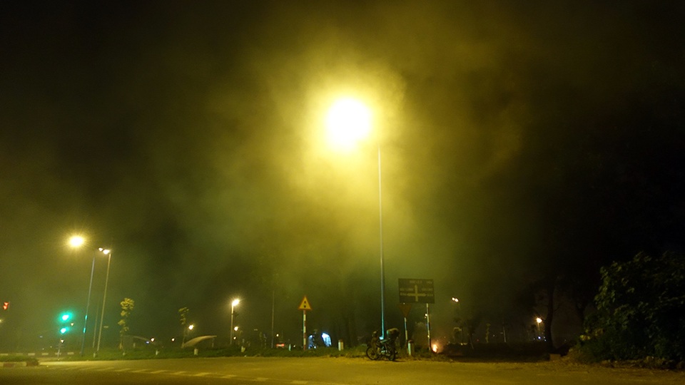 
... khiến bầu không khí đặc quánh khói bụi.
