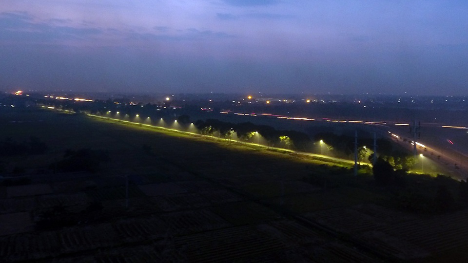 
Tuyến đường ngoại ô thành vệt vàng rõ nét do đèn đườn kết hợp với mật độ khói bụi dày đặc.
