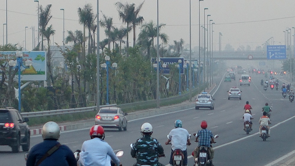 
Ở khu vực quận Tây Hồ, khói bụi khiến tầm nhìn trên xã lộ trở nên mờ mịt.
