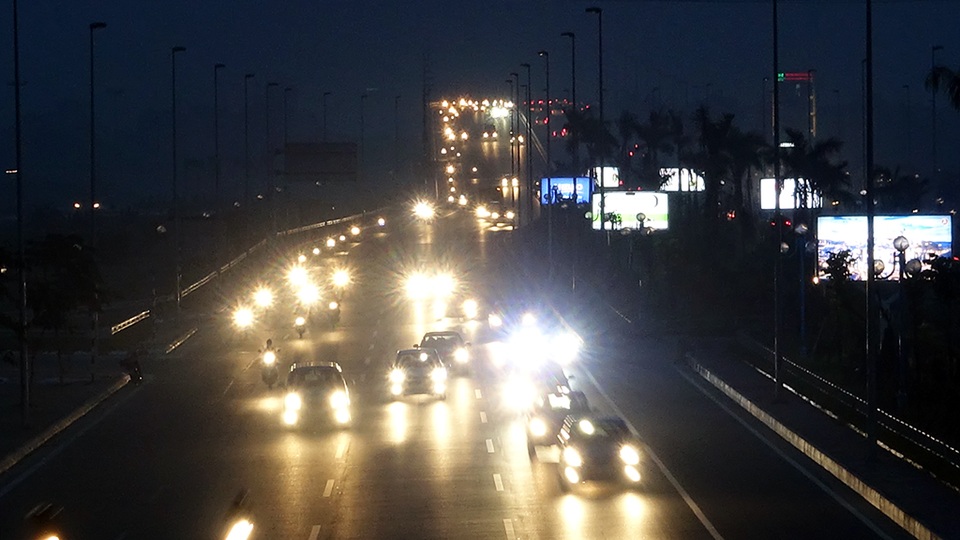 
Khói bụi ảnh hưởng tới tầm quan sát của các phương tiện tgiao thông trên đại lộ Võ Nguyên Giáp.
