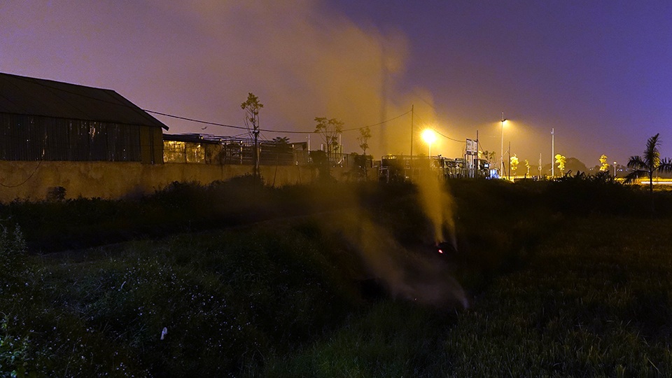 
Những đống rơm rạ, cây cỏ cháy âm ỉ cả đêm, nhả khói lên bầu trời.
