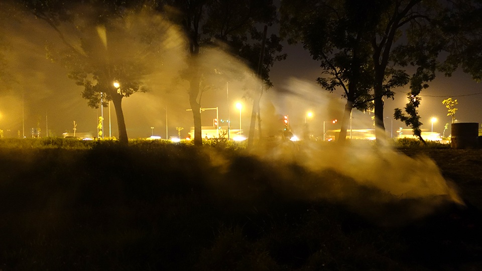 
Một góc ngoài ô mờ ảo trong đêm vì khói bụi.
