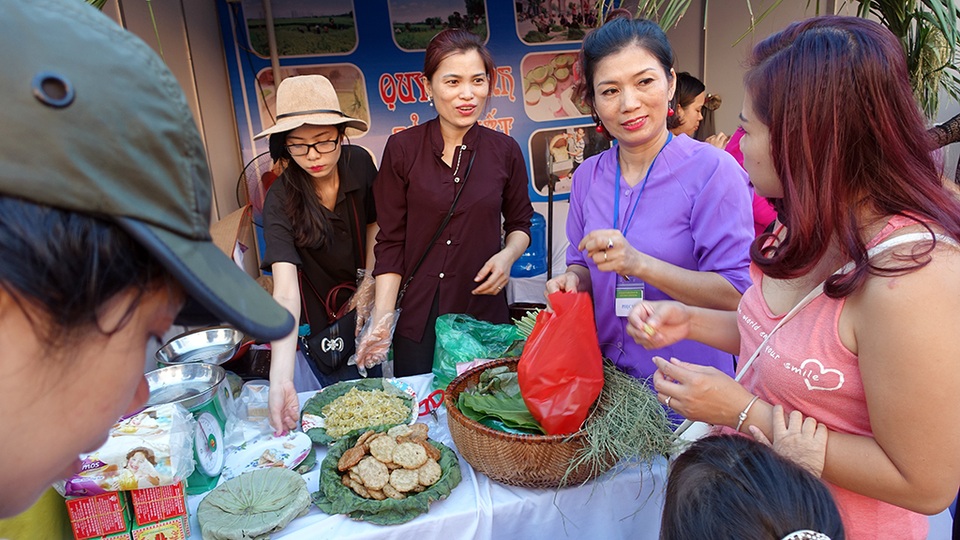 
Khách hàng được hướng dẫn tận tình cách dùng các sản phẩm cốm, ví dụ như việc ăn cốm với chuối mà du khách ở xa rất ít biết.
