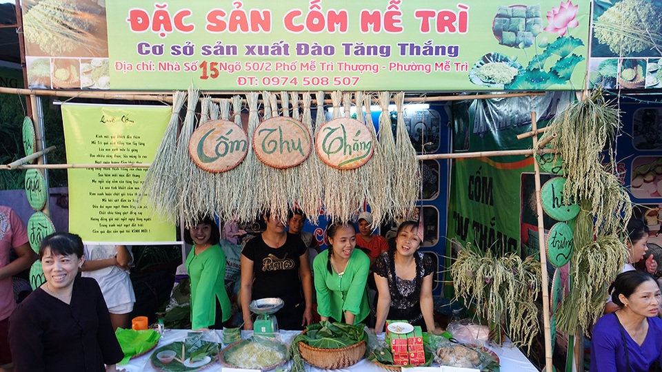 
Một gian hàng được trang trí bằng rơm rạ, những bông lúa tươi gợi nhớ hình ảnh làng quê gần gũi.
