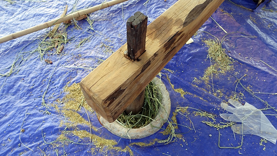 
Quy trình sản xuất cốm được phục dựng đầy đủ các công đoạn, ví dụ như chiếc cối dã này để khách tham quan.
