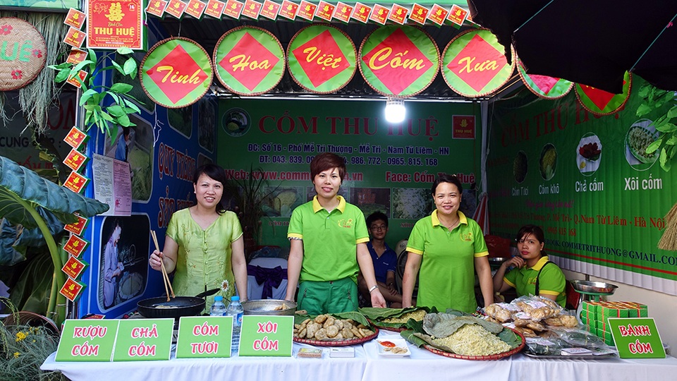 
Gia đình chị Thu Huệ, một trong những nhà còn giữ được nghề truyền thống của làng Mễ Trì. Giờ đất đai cũng ít nên không cấy được nhiều lúa, lợi nhuận không cao và thường làm theo mùa vụ nên nhiều gia đình không làm nữa, chị Huệ chia sẻ.
