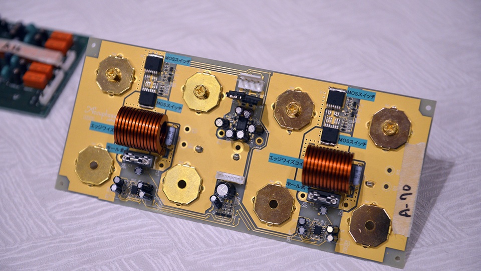 
Nhiều thiết bị và linh kiện âm thanh mạ vàng.
