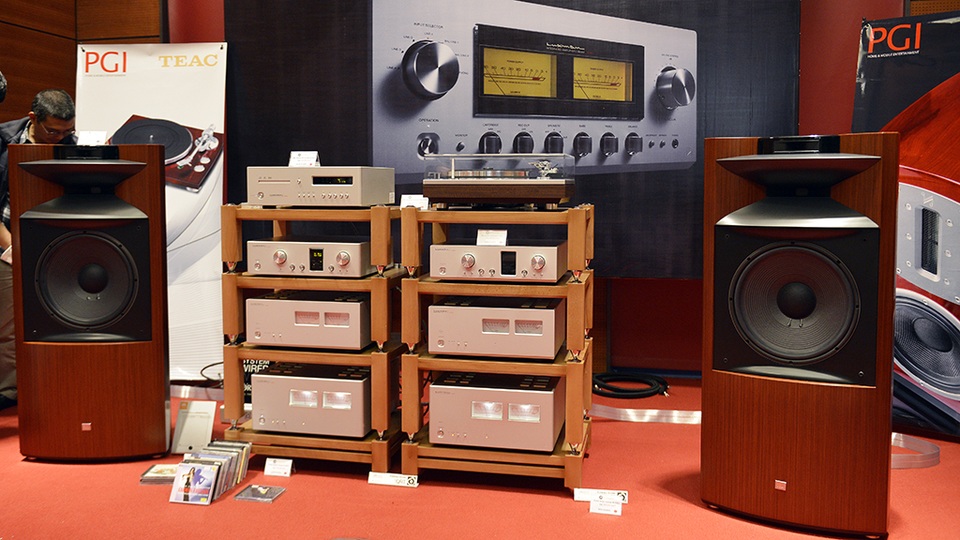 Cặp loa JBL với thiết kế đầy tính cổ điển, nguồn nhạc từ mâm than của TEAC.