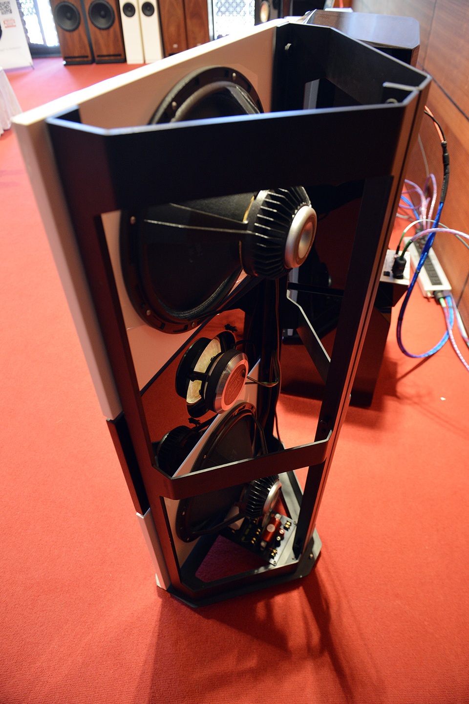 
Một trong những chiếc loa độc đáo tại triển lãm là cặp loa của Voxativ cho cảm giác như loa siêu mỏng với nội thất lộ thiên.
