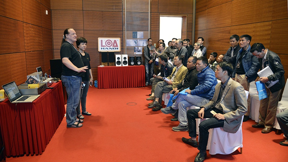 Giới chơi âm thanh thủ đô lắng nghe chia sẻ về thiết bị và công nghệ đến từ những chuyên gia ngoại quốc.