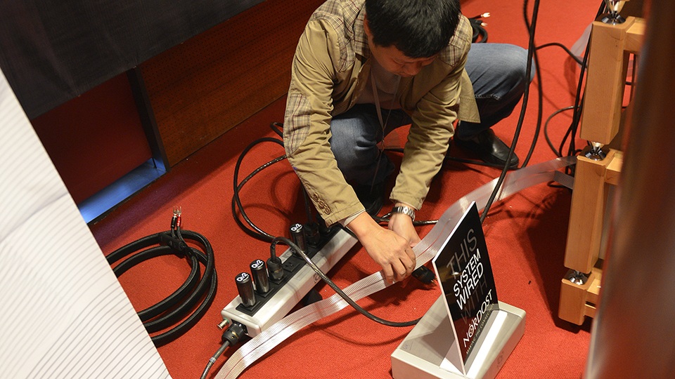 
Các kỹ thuật viên tỉ mỉ với từng chi tiết thiết bị kết nối của những bộ dàn âm thanh tiền tỷ.
