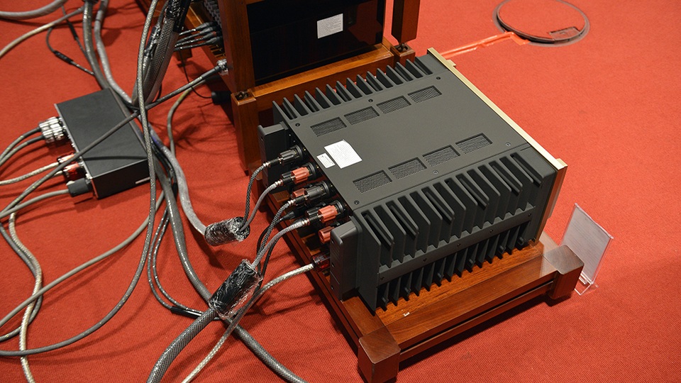 Hệ thống âm thanh của Duy Anh Audio mang đến triển lãm cũng vô cùng hầm hố đậm chất quân đội.