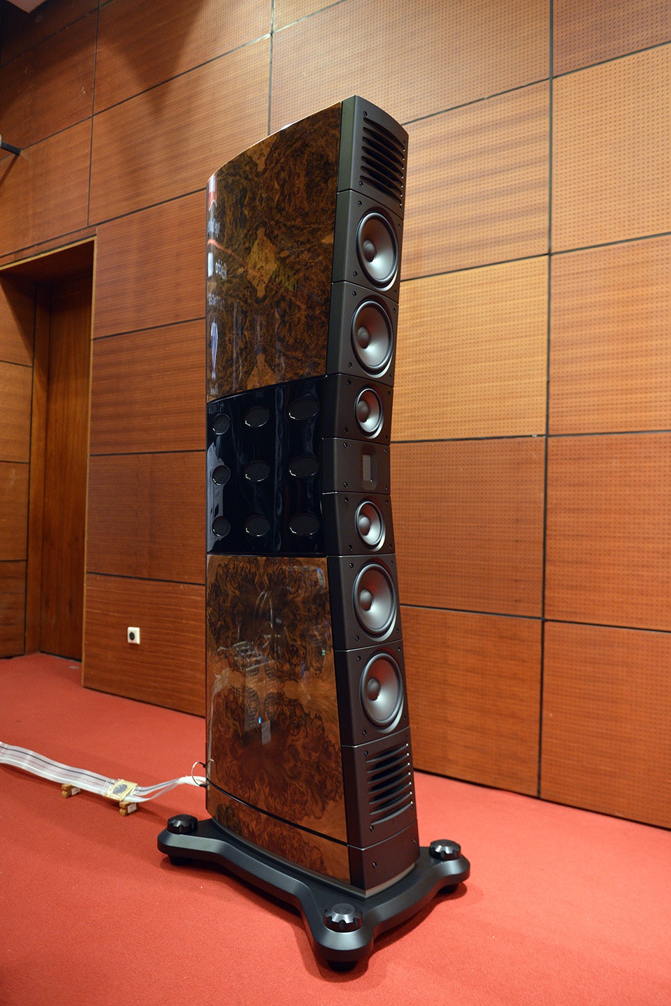 
Audio Hoàng Hải mang đến triển lãm năm nay cặp loa Raidho siêu khủng với chiều cao hơn cả đầu người.
