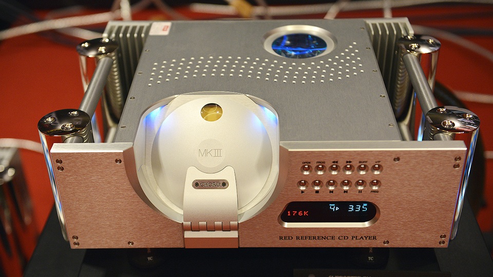 CD Player được thiết kế vô cùng bắt mắt và hầm hố.