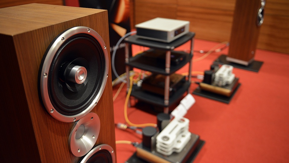 
Phối ghép tại Nguyễn Audio với hệ thống đến từ hãng âm thanh Ý Master Sound. Đặc biệt là dàn ampli đèn điện tử MastersounD Dueventi SE với quy trình sản xuất vô cùng khắt khe nhằm mang tới chất lượng âm thanh hoàn hảo từng chi tiết.
