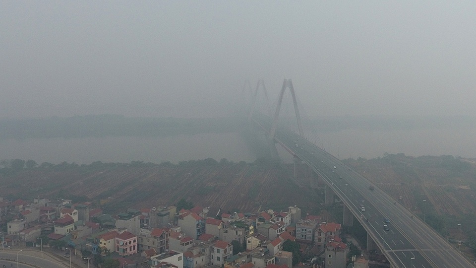 Giữa trưa nhưng quang cảnh của khu vực cầu Nhật Tân như đang vào khung giờ đầu buổi sáng mùa đông.