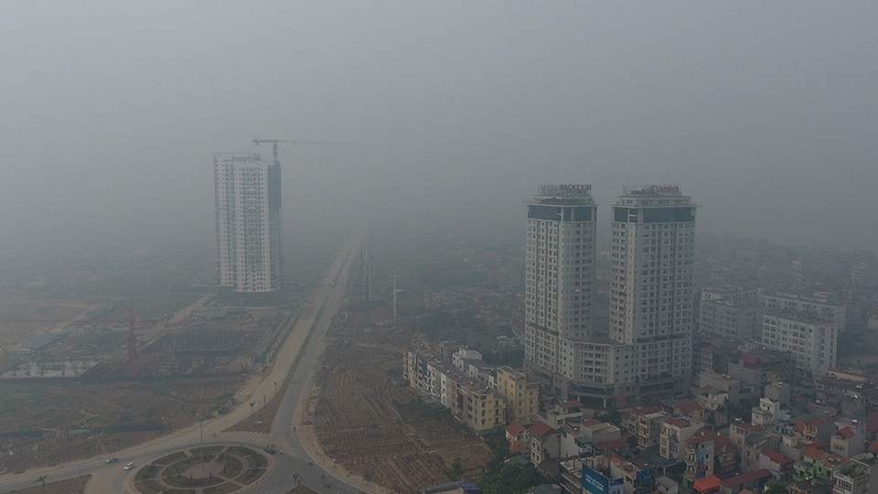 Những tòa nhà cao tầng khu vực Hồ tây ẩn mình trong màn sương dày đặc.