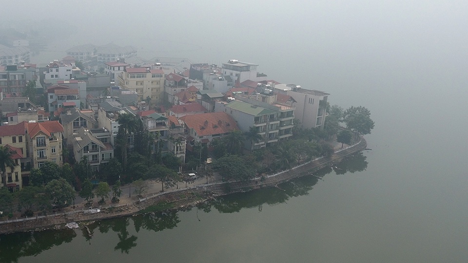 Quang cảnh thành thị trở nên mờ ảo khác thường.