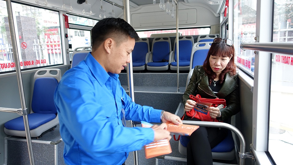 
Nhân viên giới thiệu với hành khách về thông tin chuyến xe, các tiện ích và giờ chạy xe...
