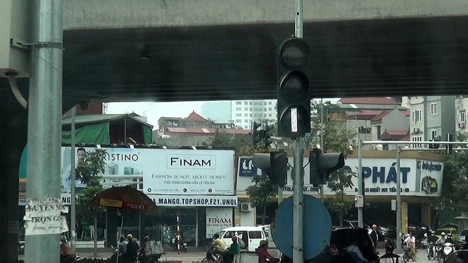 Buýt nhanh BRT chạy thử trên đường phố Hà Nội - 14
Trên lộ trình, đèn tín hiệu ưu tiên dành riêng cho xe buýt nhanh BRT được lắp đặt ở một số điểm giao cắt. Khi xe buýt BRT đến gần, đèn tín hiệu sẽ bật sáng để cảnh báo đường ưu tiên cho xe buýt nhanh đi qua.