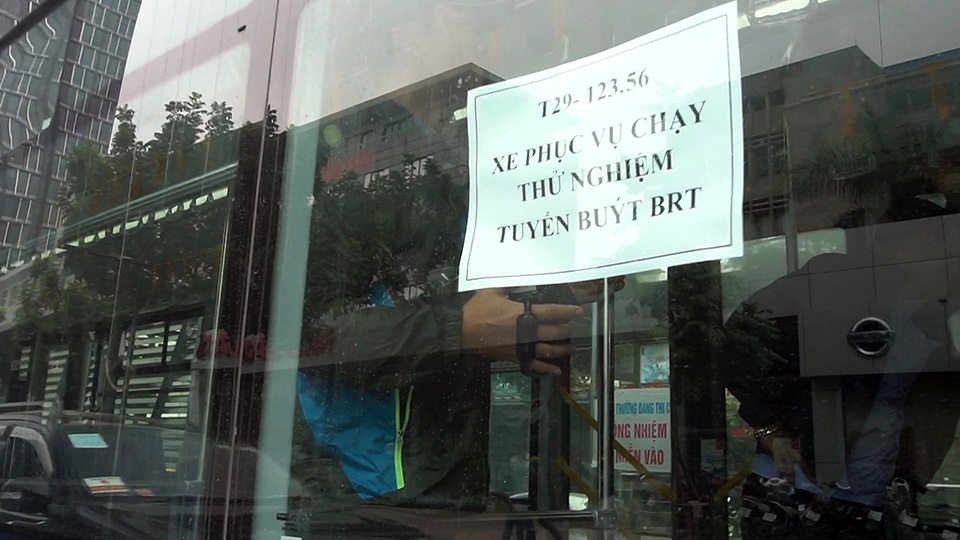 Buýt nhanh BRT chạy thử trên đường phố Hà Nội - 2
Xe xuất phát lúc khoảng 8h30, từ bến xe Kim Mã, khi giao thông thành phố vừa qua giờ cao điểm.