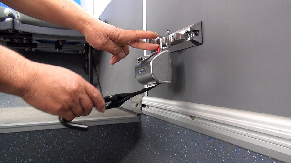 Buýt nhanh BRT chạy thử trên đường phố Hà Nội - 6
Hệ thống đai nịt được lắp đặt ngay chính giữa xe để cố định xe lăn cho người khuyết tật.