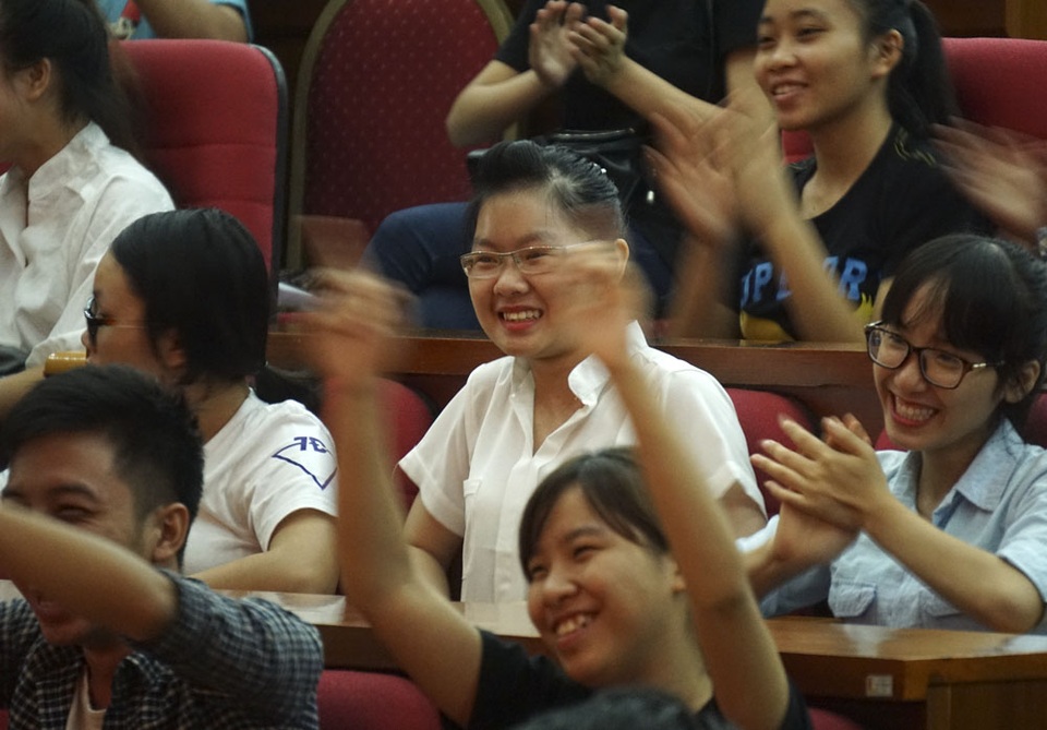 Sáng nay, Nhân tài Đất Việt giao lưu sinh viên và startup tại Đà Nẵng - 1 Sinh viên ĐH Bách khoa Hà Nội hào hứng với các câu chuyện từ Giải thưởng Nhân tài Đất Việt (ảnh: Hữu Nghị)