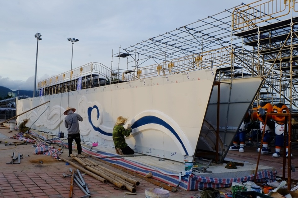 Công tác khắc phục hậu quả bão số 4 và hoàn tất các hạng mục hạ tầng phục vụ thi đấu, tập luyện đang rất khẩn trương (ảnh chụp chiều 14/9 tại Đà Nẵng)