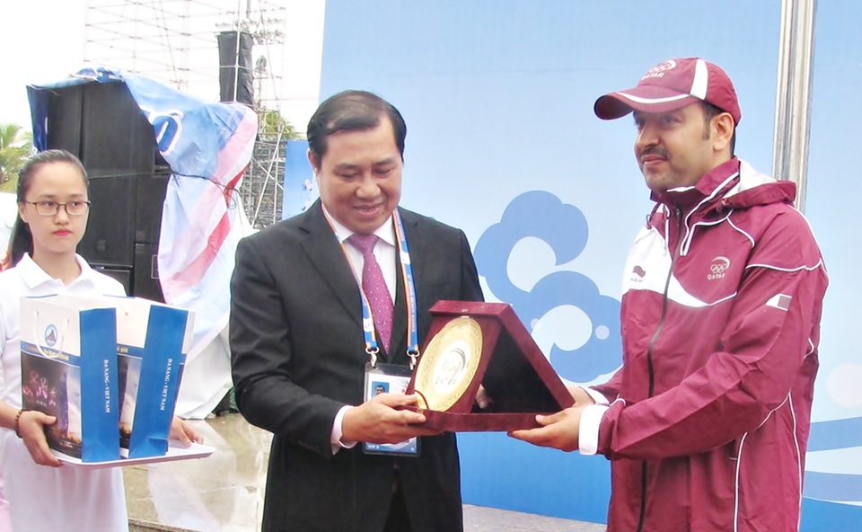 Ông Huỳnh Đức Thơ - Chủ tịch TP Đà Nẵng trao tặng quà cho các đoàn và nhận lại quà tặng lưu niệm từ các đoàn tặng cho BTC ABG5