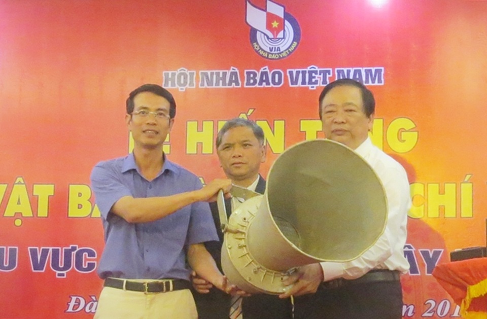 Hơn 4.000 hiện vật đã được hiến tặng cho bảo tàng báo chí - 1 Hơn 4.000 hiện vật đã được các cơ quan báo chí, các nhà báo trong khu vực hiếng tặng cho Bảo tàng báo chí khu vực miền Trung và Tây Nguyên