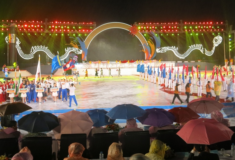 Mặc dù trời mưa, đêm khai mạc ABG 5 vẫn diễn ra hoành tráng