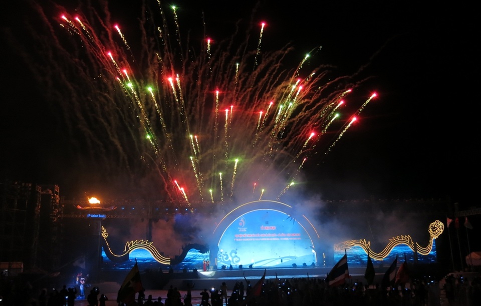 Pháo hoa rực sáng đêm khai mạc ABG 5