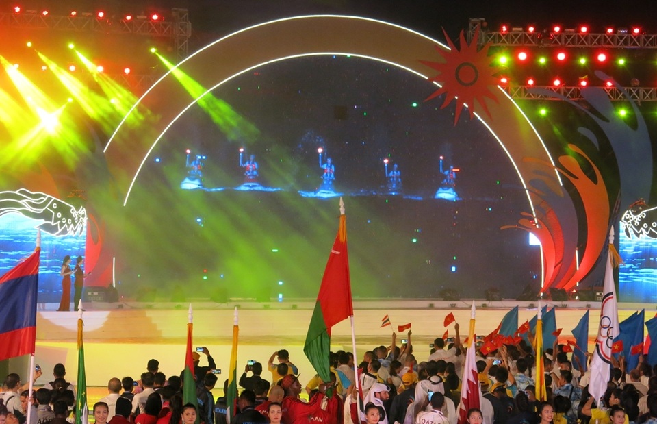 Nghi thức rước đuốc đêm khai mạc ABG 5 được thực hiện rất đặc biệt với ngọn lửa được truyền từ thuyền của các ngư dân địa phương ngoài khơi xa