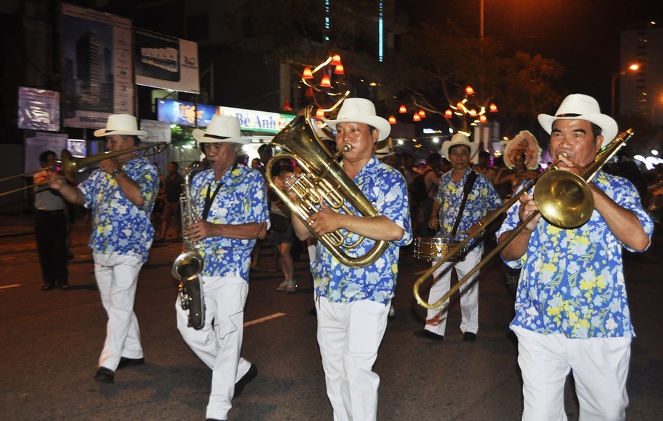 Đội kèn hơi dẫn đầu đoàn vũ hội đường phố