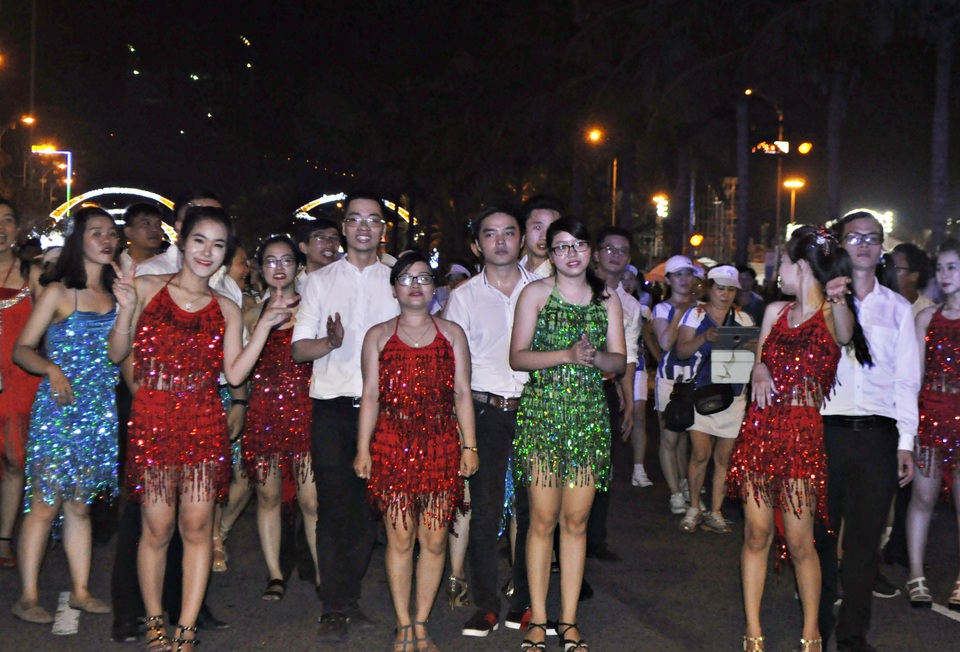 Du khách hào hứng với vũ hội đường phố Đà Nẵng - 3