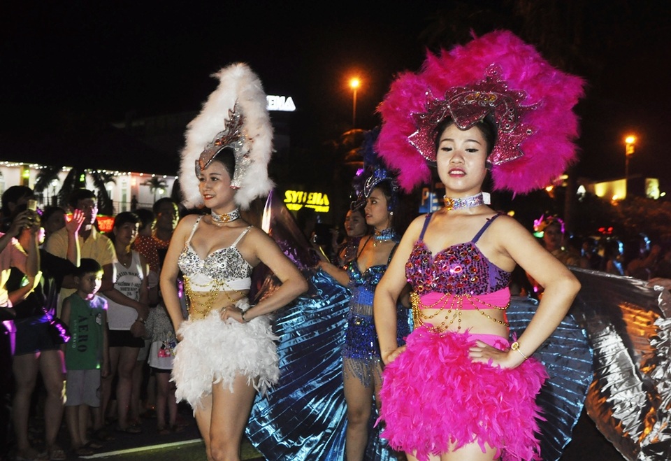 Gần 200 diễn viên, sinh viên, học sinh các của các CLB văn hóa, Trường CĐ Văn hóa - Nghệ thuật TP trình diễn hóa trang trong vũ hội đường phố