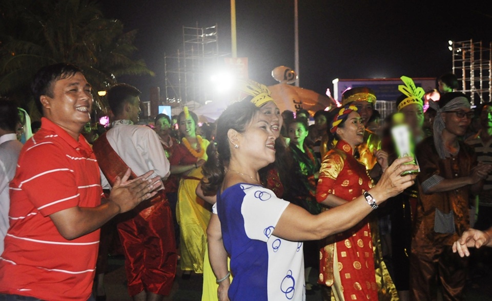 Du khách và người dân hào hứng dõi theo và hòa mình trong không khí sôi động của vũ hội