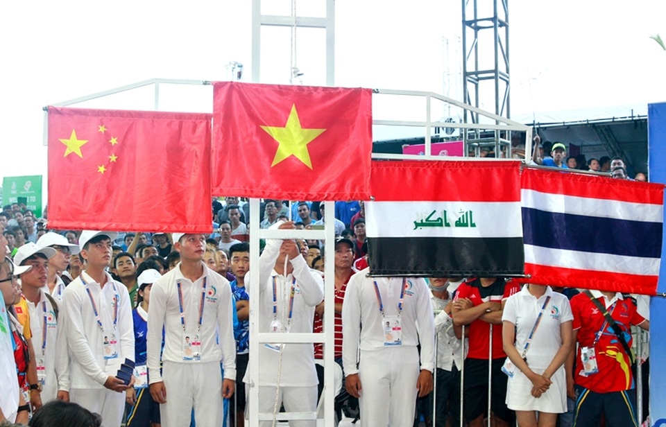 Quốc kỳ Việt Nam liên tục giương cao nức lòng khán giả chủ nhà hâm mộ thể thao