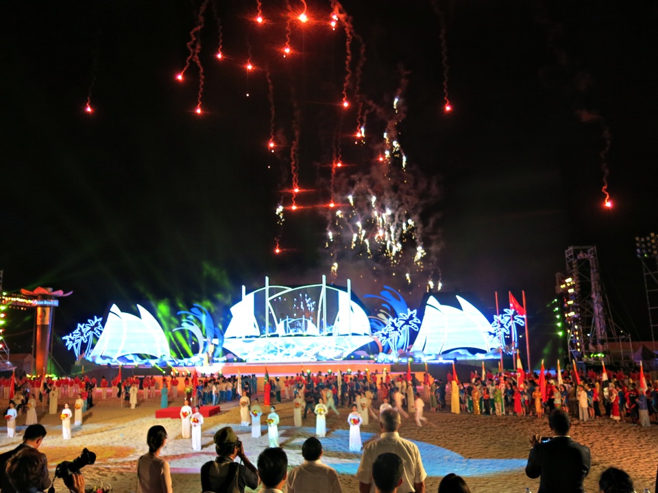 Pháo hoa lung inh trong đêm bế mạc ABG 5