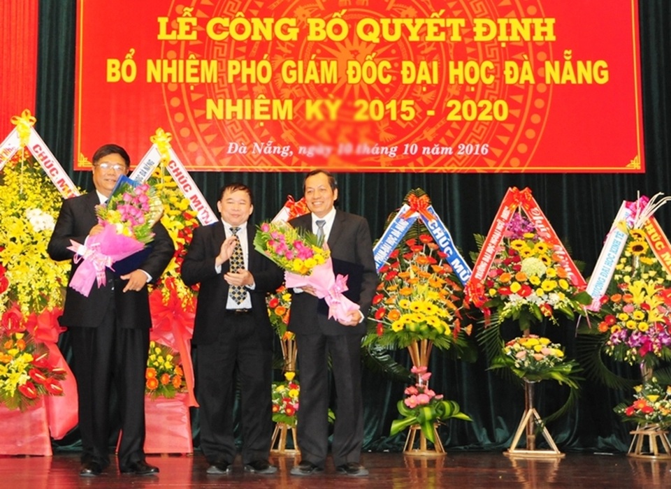 Thứ trưởng Bộ GD - ĐT Bùi Văn Ga chúc mừng hai Phó GĐ ĐH Đà Nẵng vừa được bổ nhiệm lại