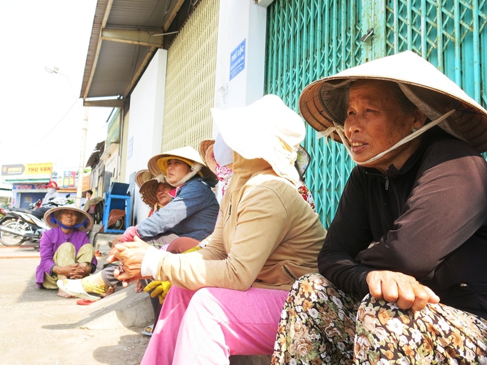 Cuộc mưu sinh vất vả hằn trên những gương mặt sạm màu nắng gió của những người phụ nữ miền biển