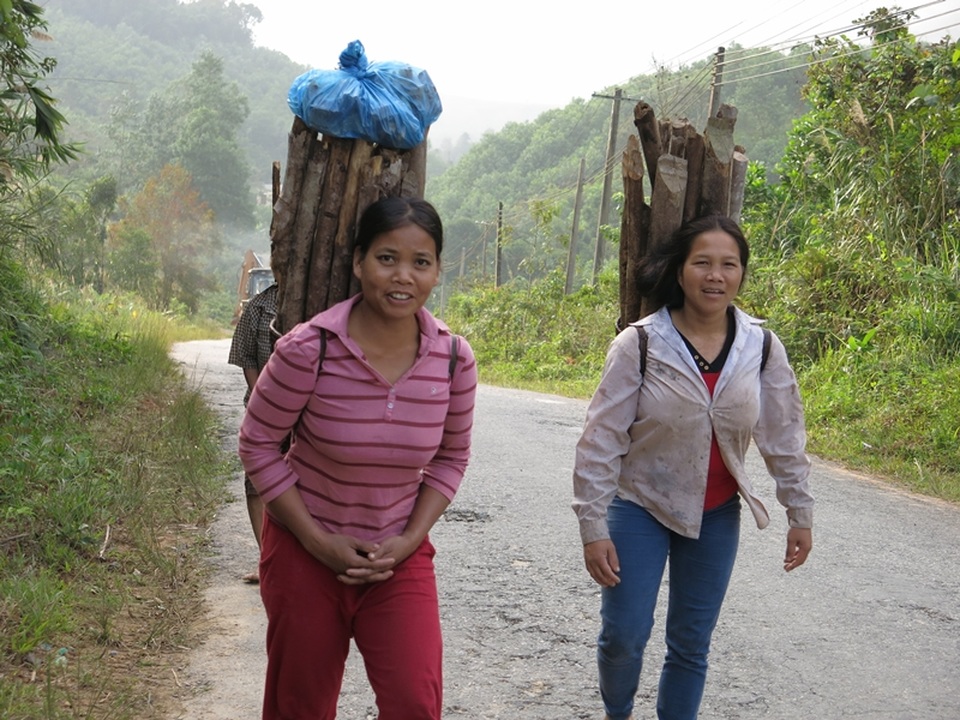 Gùi củi từ trên núi về cho căn bếp ấm của nhà mình