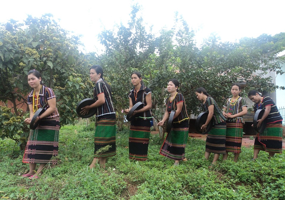 Mỗi khi buôn làng có việc, những người phụ nữ này lại tập trung tại nhà cộng đồng để luyện tập cồng chiêng