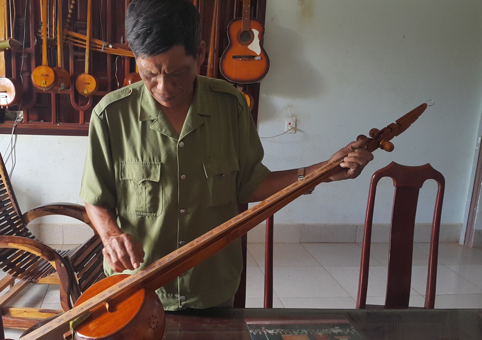 Người giữ hồn tính tẩu, hát then trên đất Đắk Nông - 3 Người Tày quan niệm khi làm đàn tính, phải dựa vào thước Lỗ ban để không đụng vào cung xấu