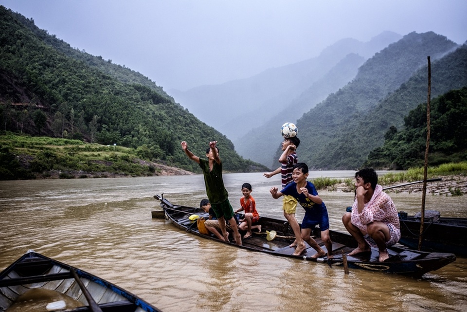 Sao mai Trần Thụy Miên bật khóc với “Miền Trung ơi...” - 3 Sao mai Trần Thụy Miên bật khóc với “Miền Trung ơi...” - 3