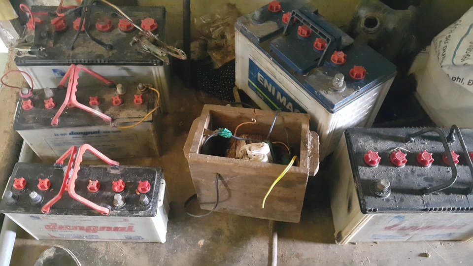 Những bình ắc quy được gia đình ông Tuấn chuẩn bị đê tích điện từ hệ thống pin năng lượng mặt trời