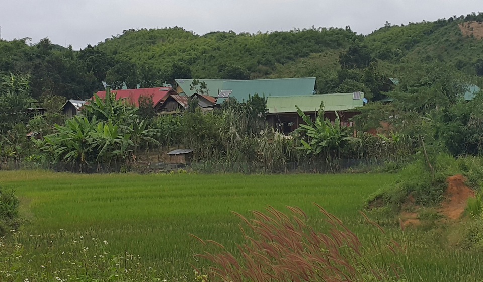 Trong xã chỉ gia đình nào có điều kiện mới lắp được một tấm pin năng lượng mặt trời để có điện thắp sáng