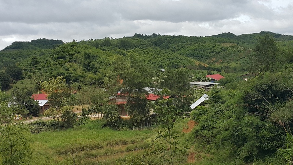 Mặc dù dân cư đã ổn định và tập trung đông đúc nhưng cả ngàn hộ dân vẫn mòn mỏi chờ điện lưới 10 năm nay