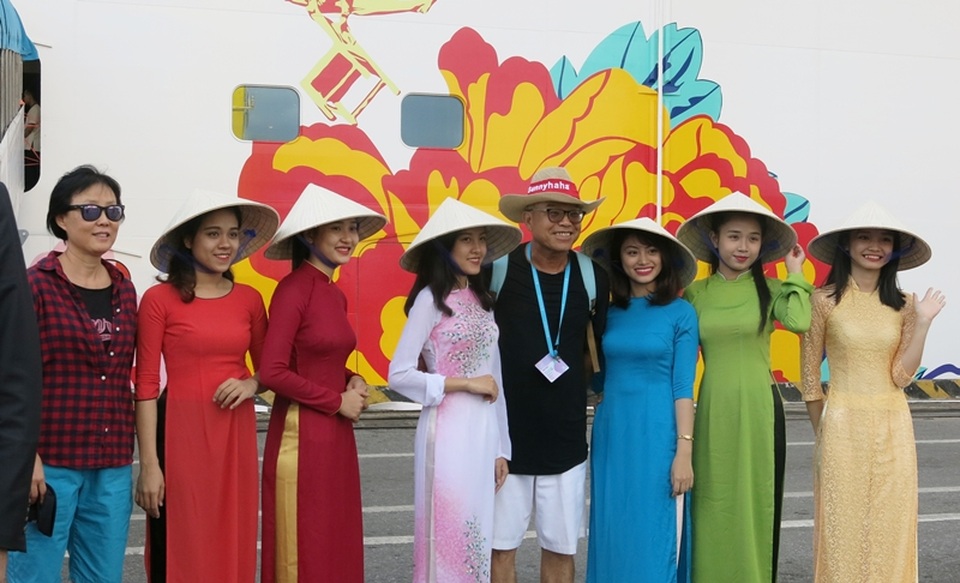 Du khách ghi hình lưu niệm tại lễ đón đoàn