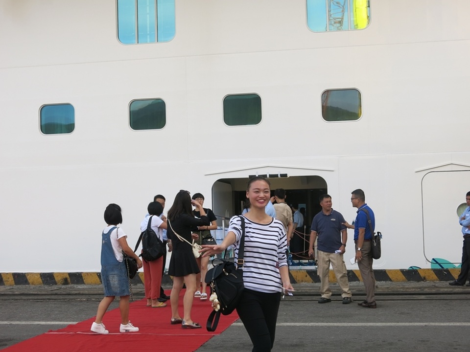 Hơn 4.000 du khách và thuyền viên cùng du thuyền Genting Dream đến Đà Nẵng